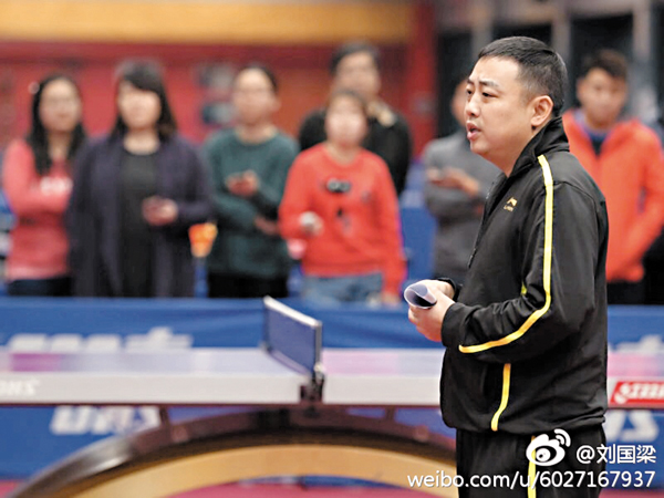 ■劉國梁指導男乒比賽。 微博圖片