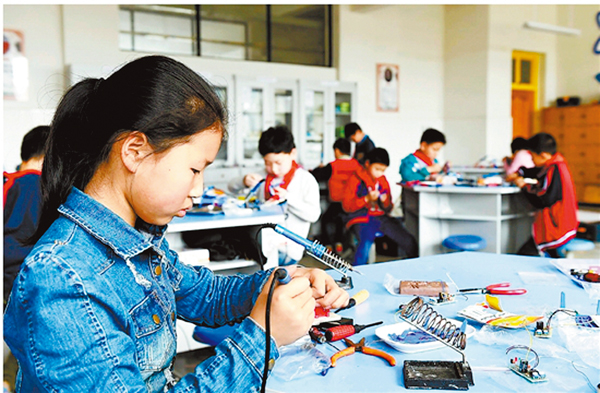 ���ǥͦb�ЫǶi���ǹ���C ��ƹϤ�