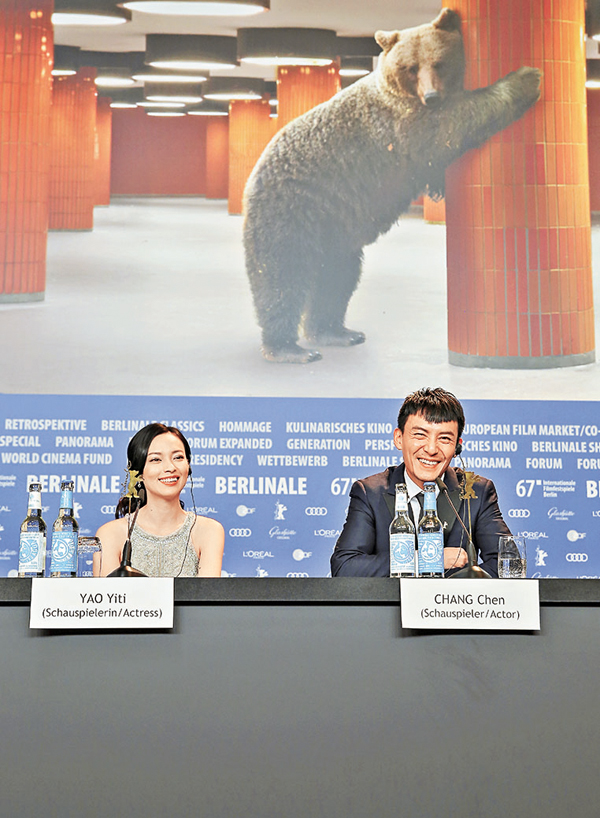 ���i�_�M���H�{�G�۬f�L�q�v�`�C�s�ت�