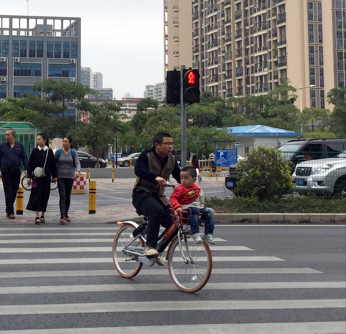 将儿童放置于自行车载物篮内属于违法行为 郭若溪摄
