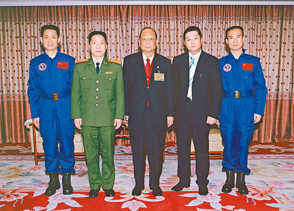 ���������M���˴��˱�P��ѭ^�����Q���B�O�T�s�B¿���ӦX�v�C