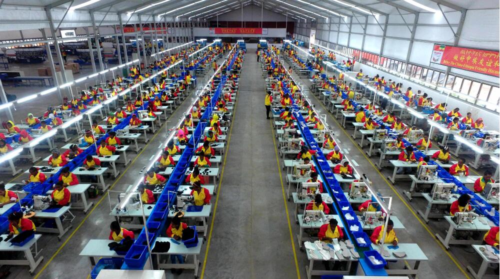 中国在非洲加大制造业投资，既扩大了当地的就业，也实现向非洲地区的技术输送，图为华坚集团的埃塞俄比亚国际鞋城。受访者供图