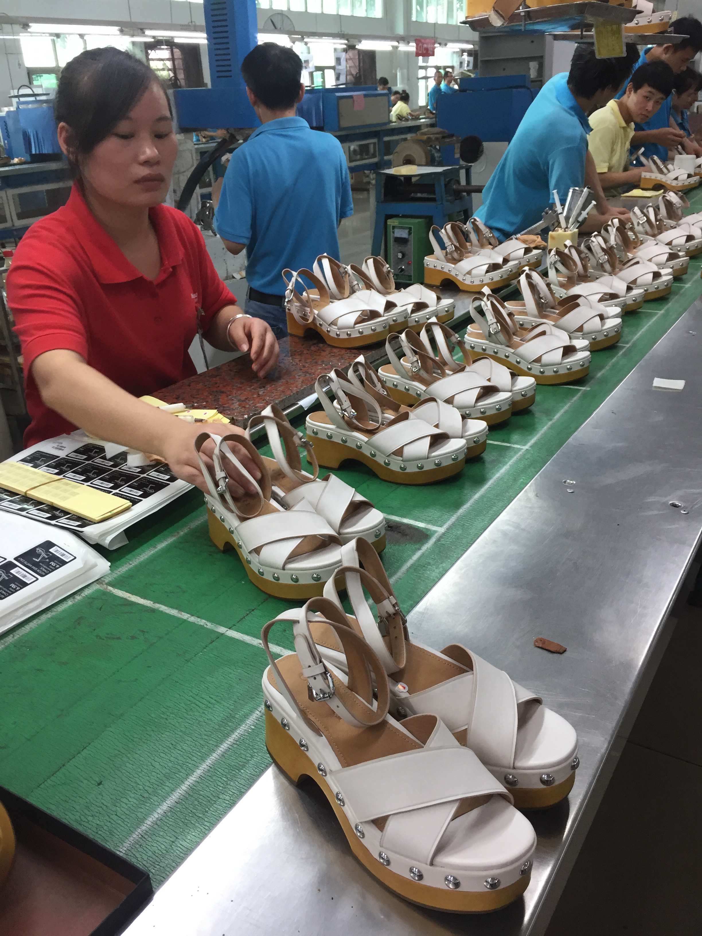 从1999年起，华坚不断扩张，企业内部已拥有完整的产业链，成为中国最大的女鞋制造企业。熊君慧 摄