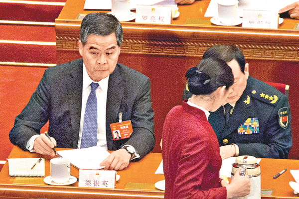 ■梁振英在筆記本上奮筆疾書,認真記錄。美聯社