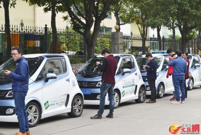 福州大学生驾驶分时租赁电动汽车（记者 苏榕蓉 摄）。