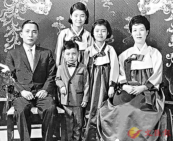 �����Ӵf�p�ɭԻP�����̩f�X�ӡC ���z��