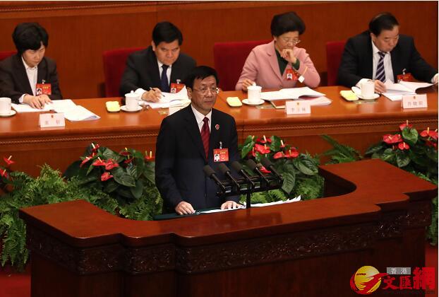 3月12日，十二届全国人大五次会议在北京人民大会堂举行第三次全体会议。图为最高人民检察院检察长曹建明在作报告（记者 麦钧杰 摄影）。