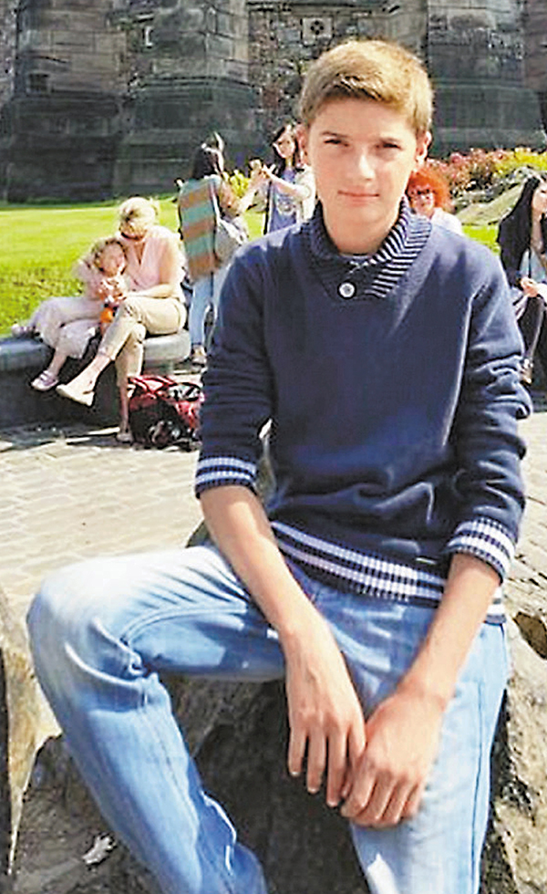 ���ں����bŧ���e�Ƥp�ɡA�bYouTube�[���������1999�~���۫����ն�j���ת����q�C���W�Ϥ�