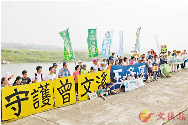■環保團體昨日同步在台北、台中、台南以及高雄等城展開守護水資源行動。 中央社