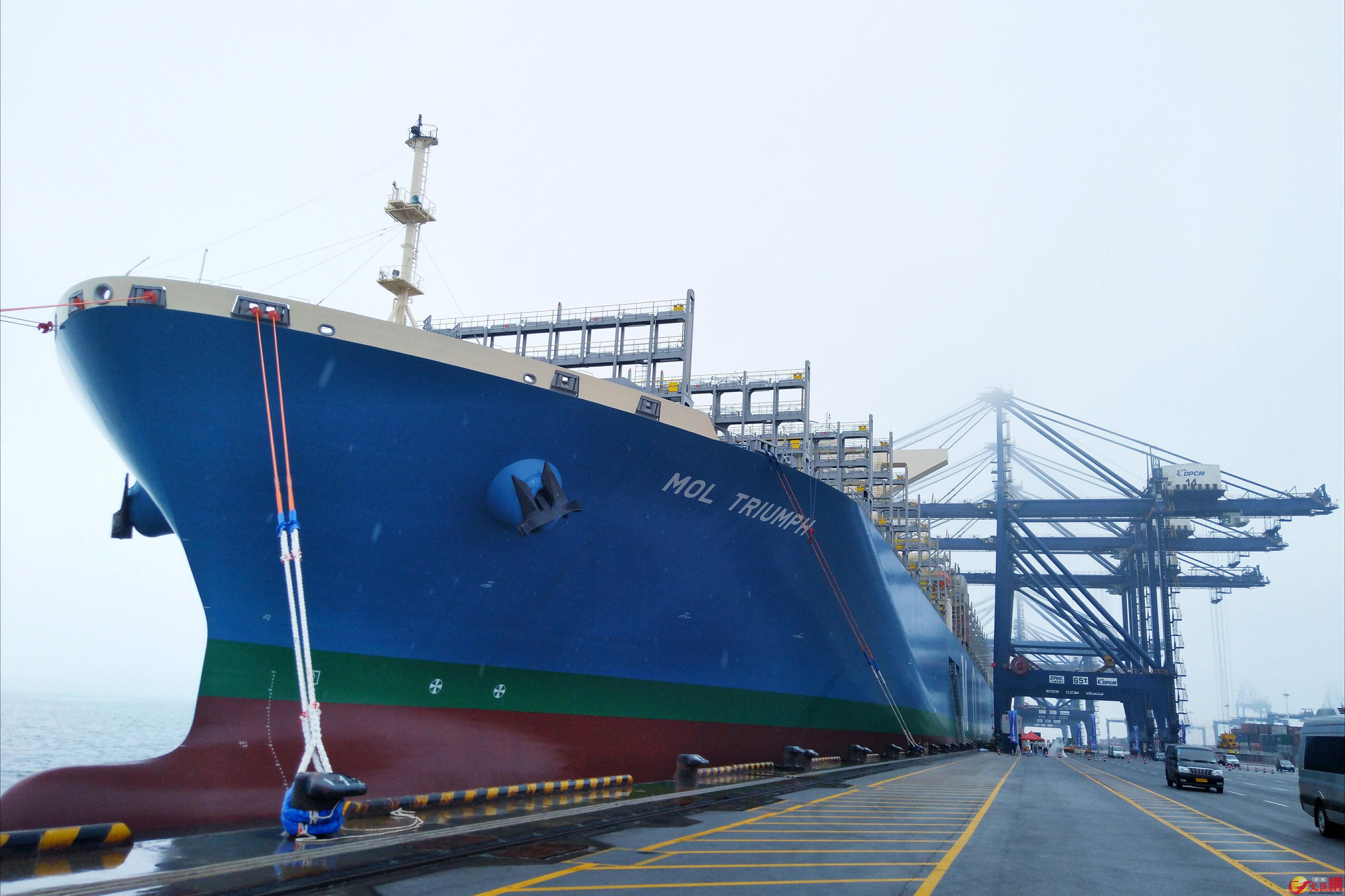 全球最大集裝箱船在大連港裝載運往歐洲的貨物 記者宋偉 攝