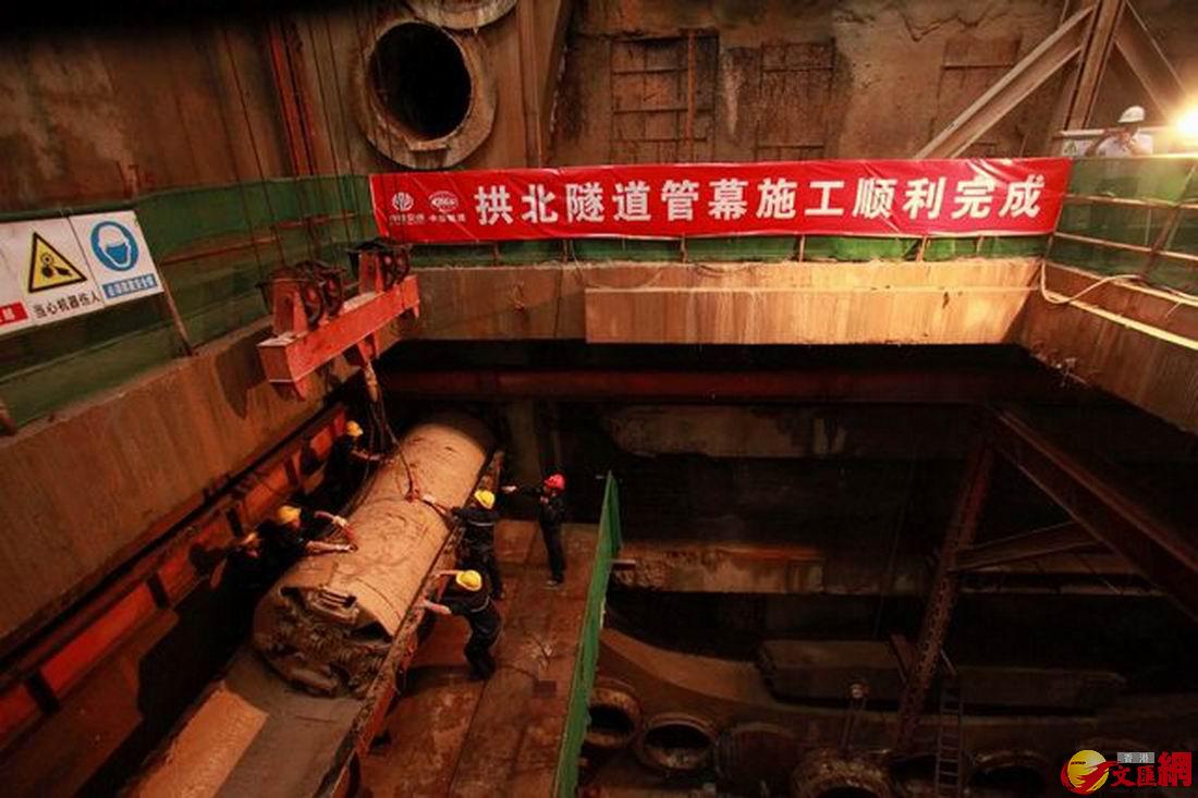 拱北隧道采用「顶管管幕+水平冻结」方案，刷新公路隧道世界纪录。