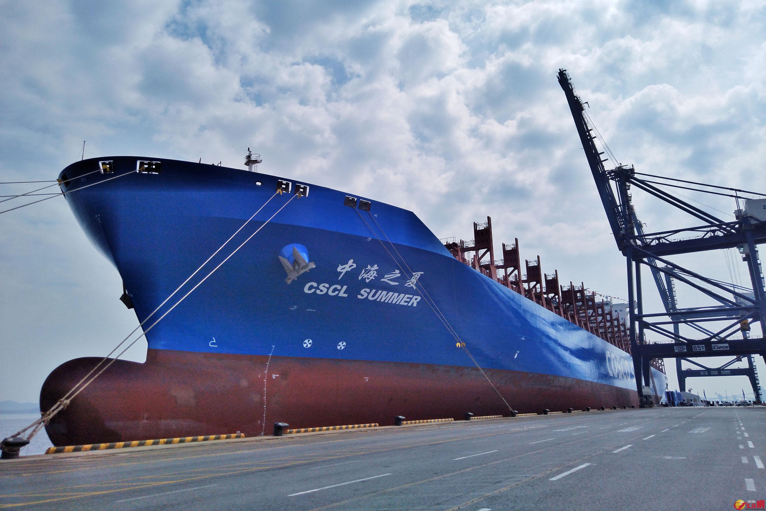 首航美西干线的「中海之夏」号集装箱船在大连港装载货物 记者宋伟摄
