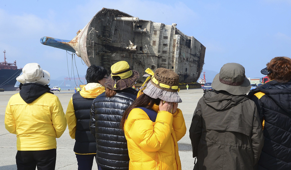  当地时间2017年4月11日，韩国木浦，「世越」号遇难者家属在新港码头看着已「登陆」的沉船泪流满面。 视觉中国 图