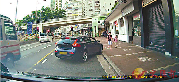 ■「車cam」拍攝到一輛私家車駛至維多利大廈對開路邊停下,一名穿校服小童由外傭帶上車。
