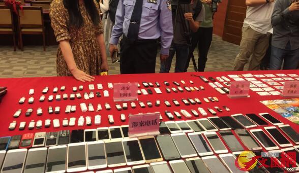 粤警在行动中查获涉案上网卡、手机等一大批。（方俊明摄）