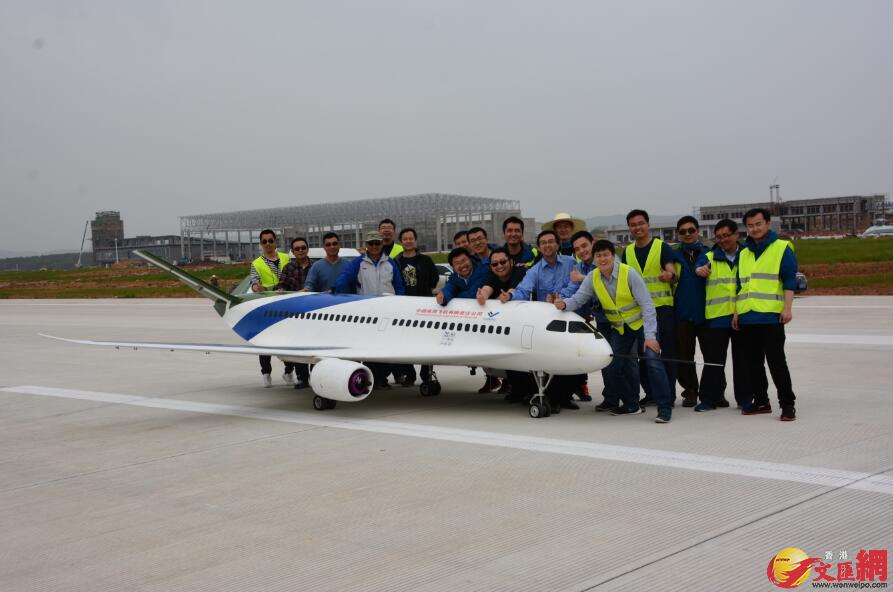 中国商飞新一代气动布局「灵雀B」验证机首飞成功(中国商飞供图)。