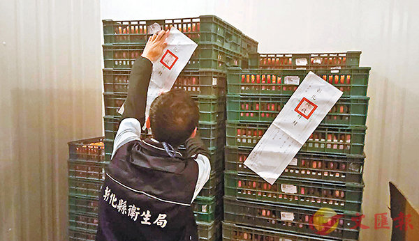 ■雞蛋驗出致癌物質二噁英超標,彰化縣衛生局工作人員立即進行查蛋及封存。 中央社