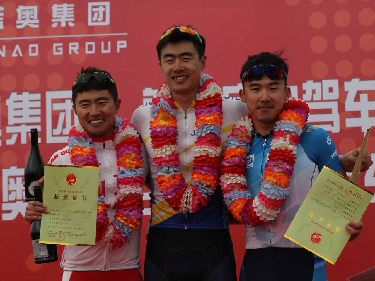 梁峻荣（右）在全国公路自行车男子197.2公里个人公路赛，获得第3名。（香港队提供）