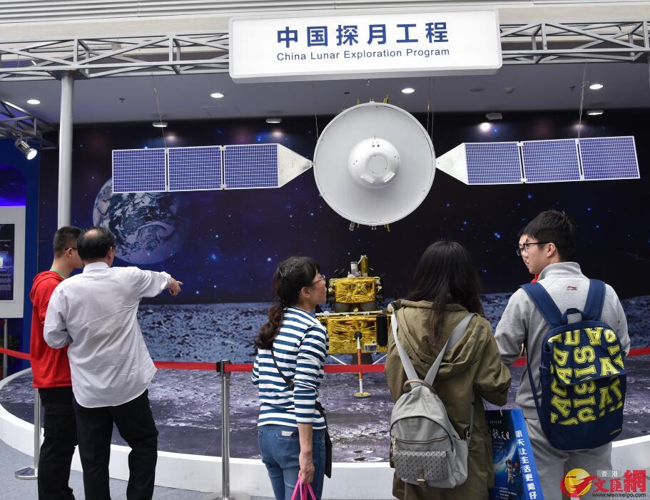 2017年「中国航天日」主场活动航天科普展上展出的中国探月工程项目。(记者 李阳波 摄)