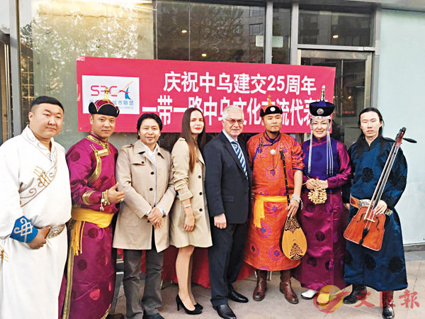 ■烏克蘭駐華大使奧列格．焦明（左五）與海峰嶺（左三）及香港代表團合影。 譚笑  攝
