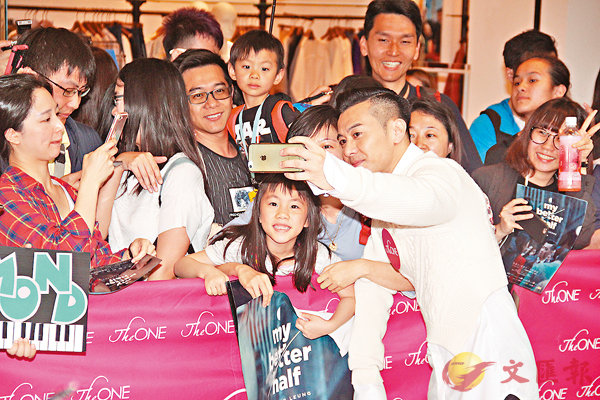 ����~��(�k)�P�q�g�j��Selfie�C