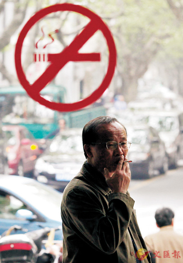 ■政府計劃把煙盒警示範圍由50%增加至85%（右）。 網上圖片