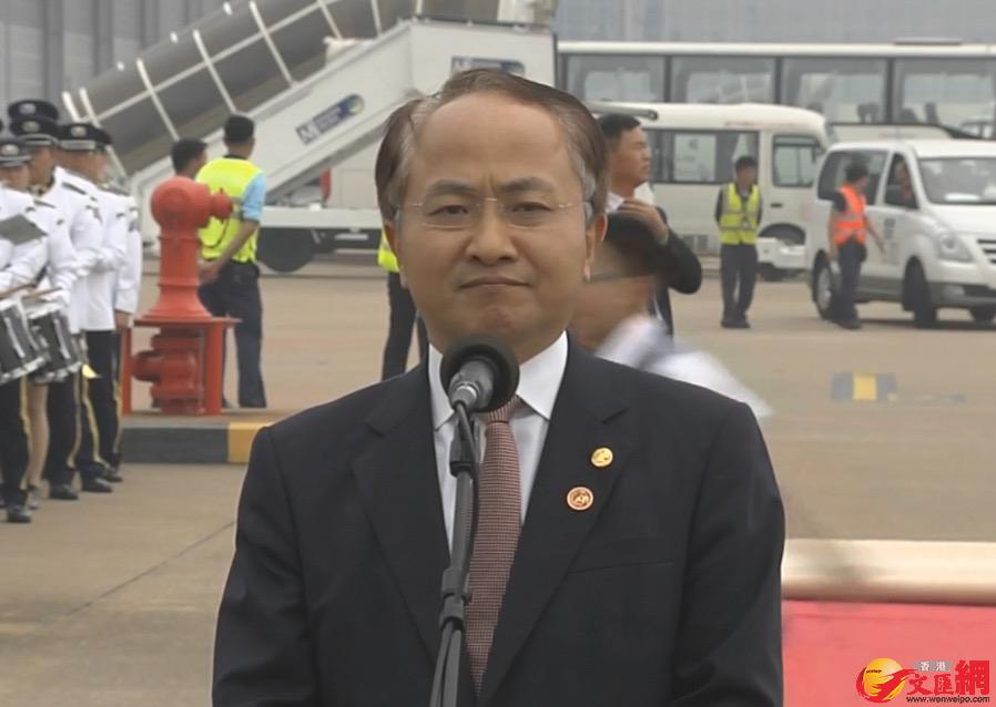 王志民在机场发表讲话。