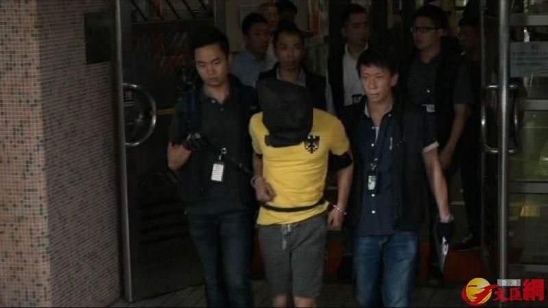 香港警方凌晨在观塘秀茂坪邨拘捕48岁涉案男子（视频截图）