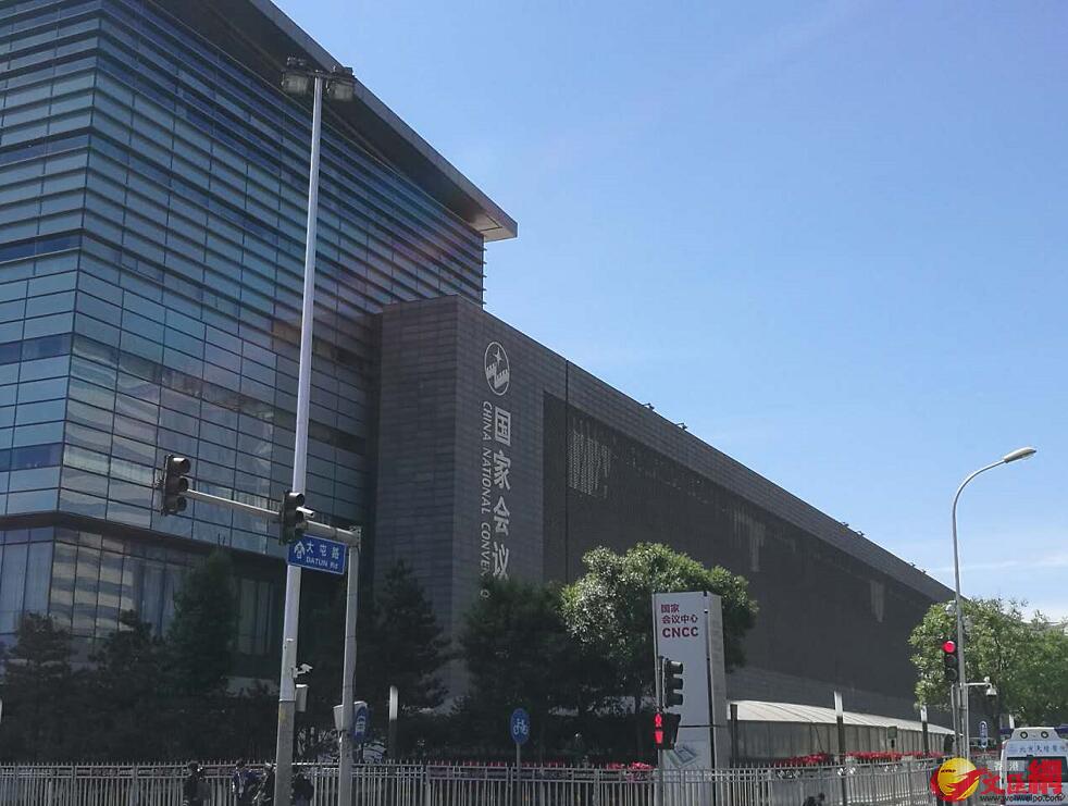5月14日，北京碧空如洗，国家会议中心迎来「一带一路」国际合作高峰论坛开幕(记者 张帅 摄)。