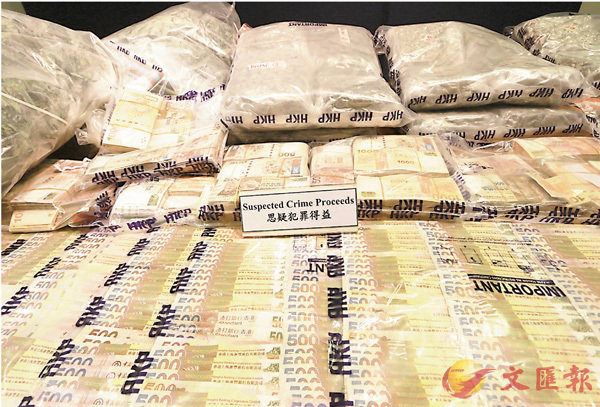 ■警方檢獲一批大麻製成品及現金等證物。 香港文匯報記者鄧偉明  攝