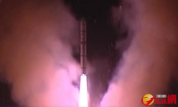 片段又公開了東風5B多彈頭洲際導彈發射的畫面。（電視畫面）