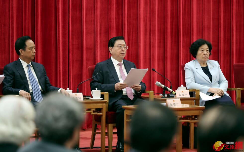 ■张德江强调，基本法所规定的香港特区政治体制，是以行政长官为核心的行政主导。