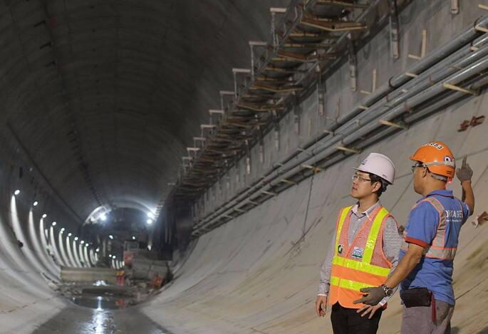 龙山隧道是莲塘/香园围口岸连接路的主要路段，长4.8公里，是香港最长的陆上行车隧道。钻挖段南行线今年3月贯通，目前钻挖机已成功调头，准备挖掘北行管道（政府新闻处）