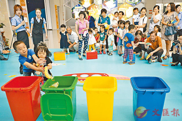 ■學校教導兒童分類回收垃圾。 資料圖片