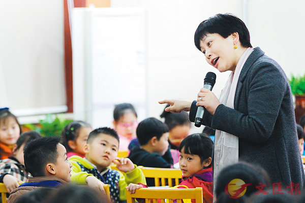 ���������P�Ĥl�̦b�@�_���ʡC �����׳��_�ʶǯu