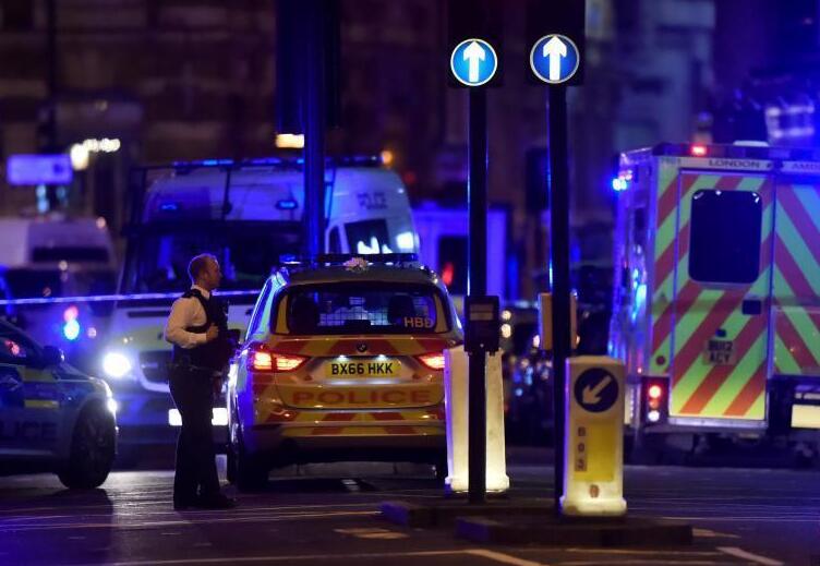 當地時間6月3日，英國倫敦相繼發生三起襲擊事件，導致至少一人死亡，多人受傷。警方確認，前兩起事件為恐怖襲擊，第三起襲擊事件與前兩起恐襲無關。圖為英國警方封鎖倫敦橋上的恐襲現場。