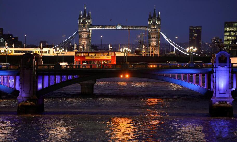 地時間6月3日，英國倫敦橋上發生廂型小貨車撞向行人的恐襲事件，造成至少20人受傷。