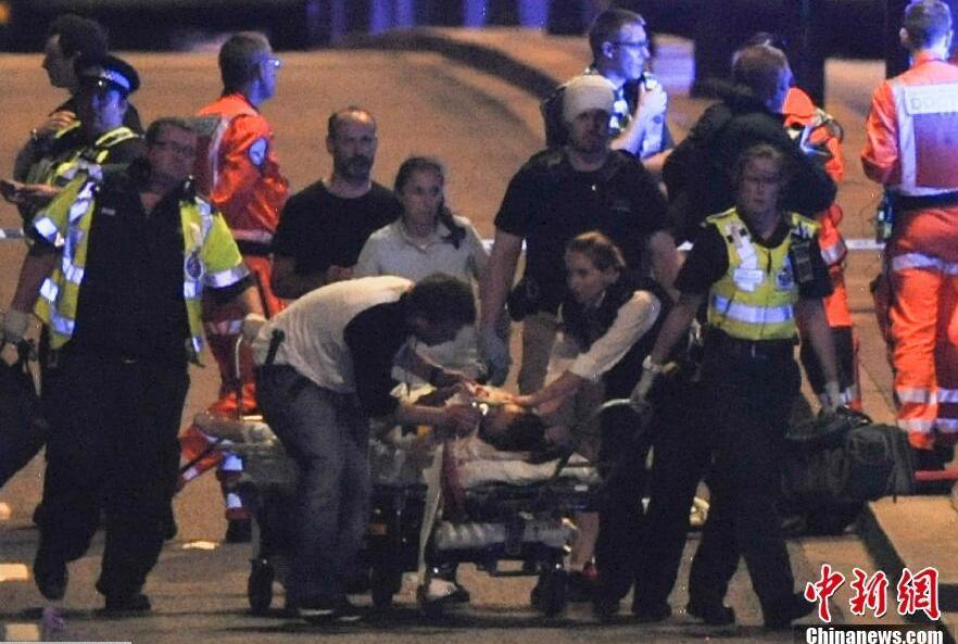 圖為英國倫敦橋恐襲事件受傷者被送往醫院。