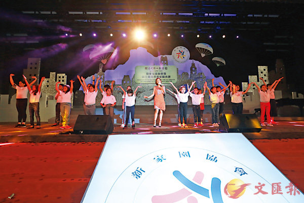 ���P�رڪ��p�B�ͤ@�_�A����a��b�x�W�ۥX���~���D�D���uYou Are My Sunshine�v�A���j�|�@���b���t