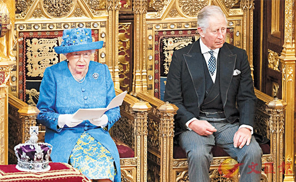 ■英女王在查爾斯的陪同下，宣讀保守黨提出的施政綱領。 法新社
