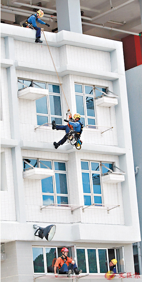 �������H���ܽd�B�z�u���H���ϱq���B�Z�U�v�D�U�ץ�C�����׳��O�̴^�l��  ��