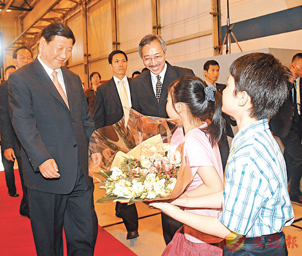 ■2008年7月，時任國家副主席習近平訪港， 接受香港小學生獻花致意。 資料圖片