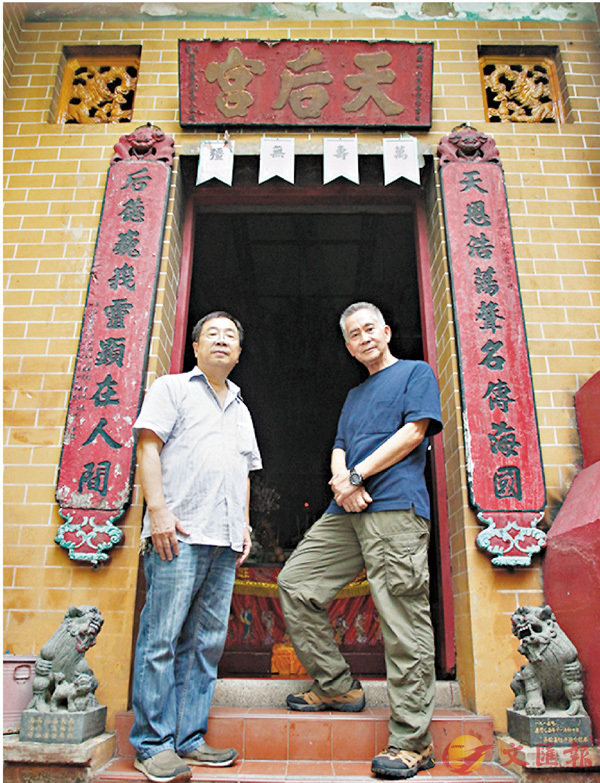 ■吳志榮（右）及吳仕輝（左）希望原址保留的天后宮。 香港文匯報記者劉國權 攝
