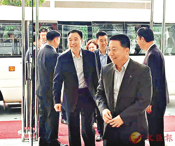 ■面向鏡頭三人楊利偉（右）、景海鵬（左）、陳冬（中）已經抵達香港。