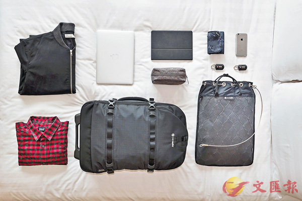 ■Pacsafe的Travelsafe便攜保護袋設柔軟內層保護筆電機身，更有鎖扣防盜。