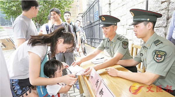 冒雨無眠排通宵 軍營票4小時掃清