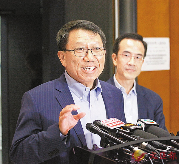 ■段崇智見中大學生。 香港文匯報記者曾慶威 攝