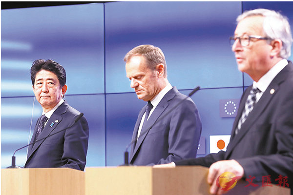 ■(左起)安倍會晤圖斯克及容克。新華社