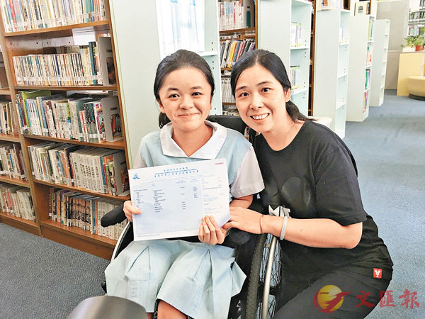 ■何卓詠與母親昨日接過文憑試成績單，對考獲佳績感興奮。 香港文匯報記者鄭伊莎  攝