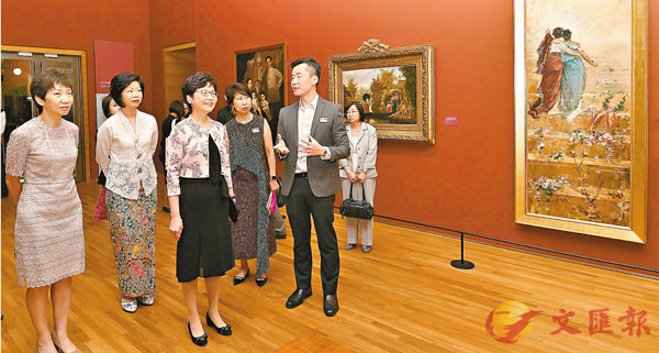 ■林鄭月娥（左三）在新加坡文化、社區及青年部高級政務部長沈穎（左二）陪同下，參觀新加坡國家美術館。